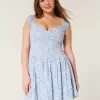 Schulterfreies Minikleid mit asymmetrischem Saum Schulterfreies Minikleid mit asymmetrischem Saum