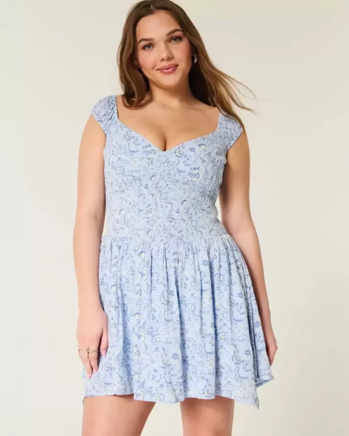 Schulterfreies Minikleid mit asymmetrischem Saum Schulterfreies Minikleid mit asymmetrischem Saum