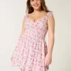 Schulterfreies Minikleid mit asymmetrischem Saum Schulterfreies Minikleid mit asymmetrischem Saum