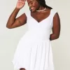 Schulterfreies Minikleid mit asymmetrischem Saum Schulterfreies Minikleid mit asymmetrischem Saum