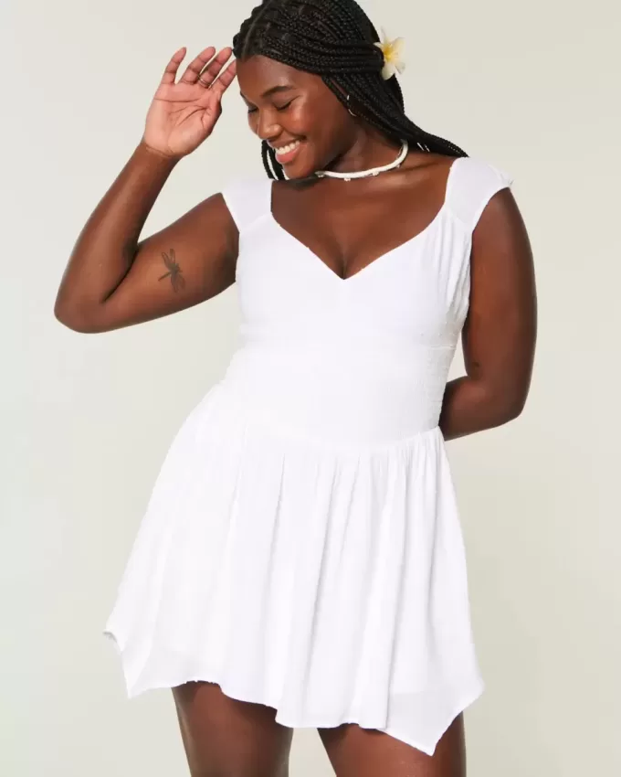 Schulterfreies Minikleid mit asymmetrischem Saum Schulterfreies Minikleid mit asymmetrischem Saum