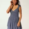 Schulterfreies Minikleid mit asymmetrischem Saum Schulterfreies Minikleid mit asymmetrischem Saum