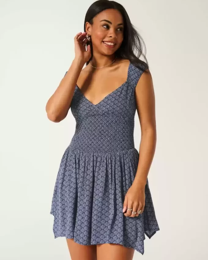 Schulterfreies Minikleid mit asymmetrischem Saum Schulterfreies Minikleid mit asymmetrischem Saum