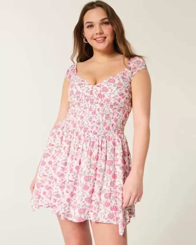 Schulterfreies Minikleid mit asymmetrischem Saum Schulterfreies Minikleid mit asymmetrischem Saum