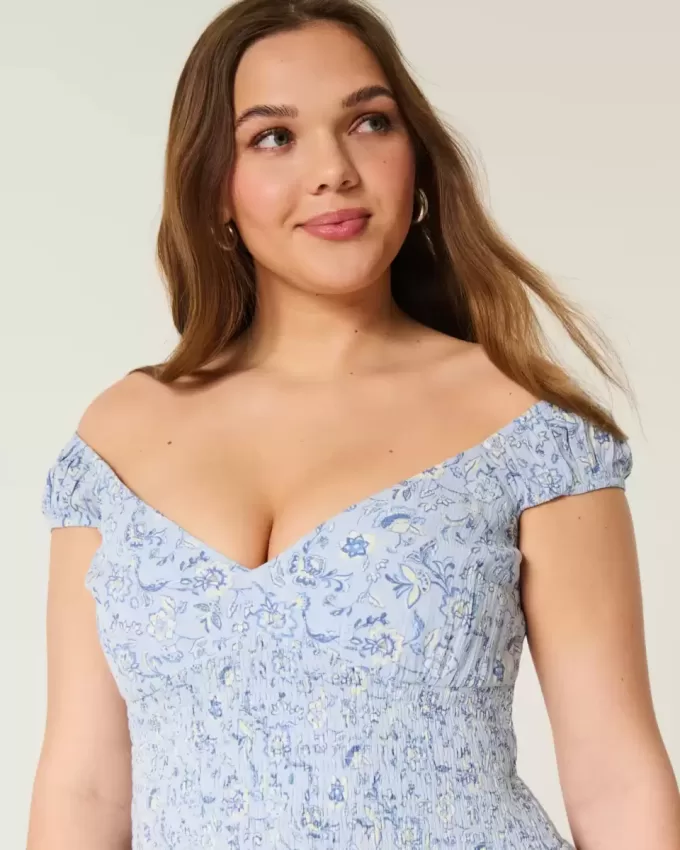Schulterfreies Minikleid mit asymmetrischem Saum Schulterfreies Minikleid mit asymmetrischem Saum