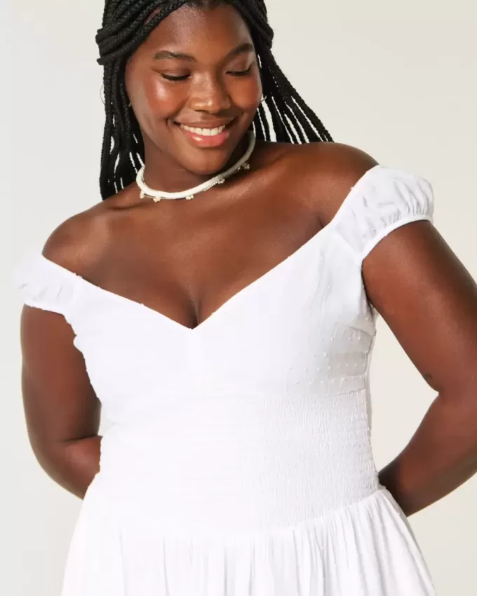 Schulterfreies Minikleid mit asymmetrischem Saum Schulterfreies Minikleid mit asymmetrischem Saum
