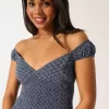 Schulterfreies Minikleid mit asymmetrischem Saum Schulterfreies Minikleid mit asymmetrischem Saum