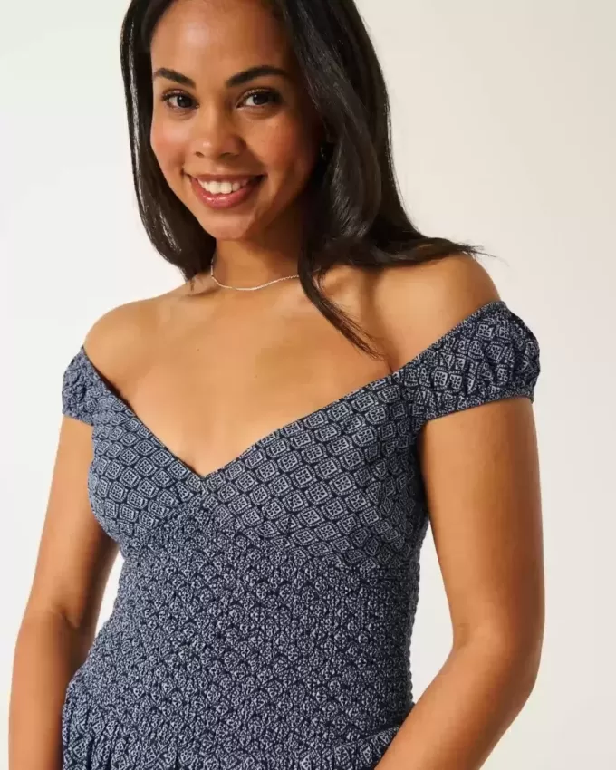 Schulterfreies Minikleid mit asymmetrischem Saum Schulterfreies Minikleid mit asymmetrischem Saum