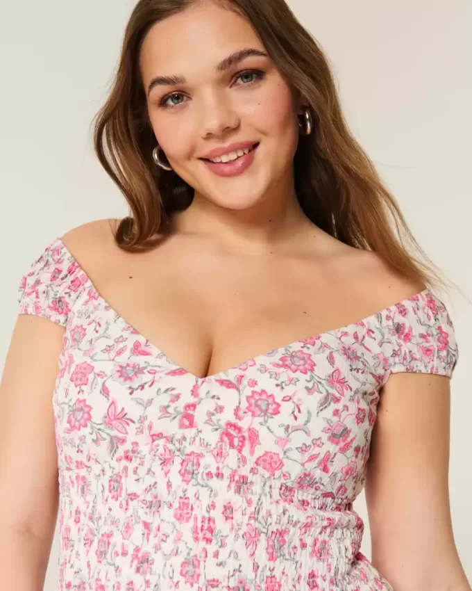 Schulterfreies Minikleid mit asymmetrischem Saum Schulterfreies Minikleid mit asymmetrischem Saum