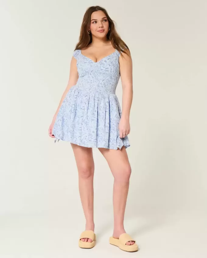 Schulterfreies Minikleid mit asymmetrischem Saum Schulterfreies Minikleid mit asymmetrischem Saum