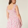 Schulterfreies Minikleid mit asymmetrischem Saum Schulterfreies Minikleid mit asymmetrischem Saum