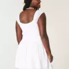 Schulterfreies Minikleid mit asymmetrischem Saum Schulterfreies Minikleid mit asymmetrischem Saum