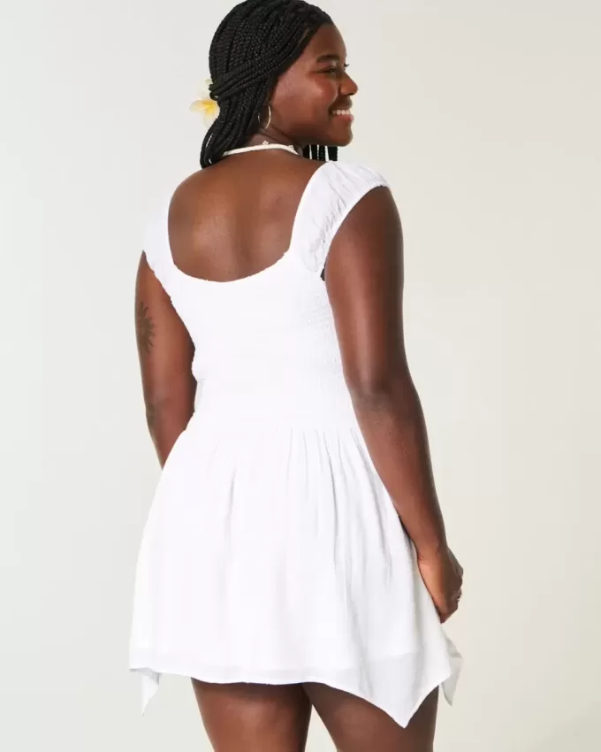 Schulterfreies Minikleid mit asymmetrischem Saum Schulterfreies Minikleid mit asymmetrischem Saum