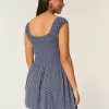 Schulterfreies Minikleid mit asymmetrischem Saum Schulterfreies Minikleid mit asymmetrischem Saum
