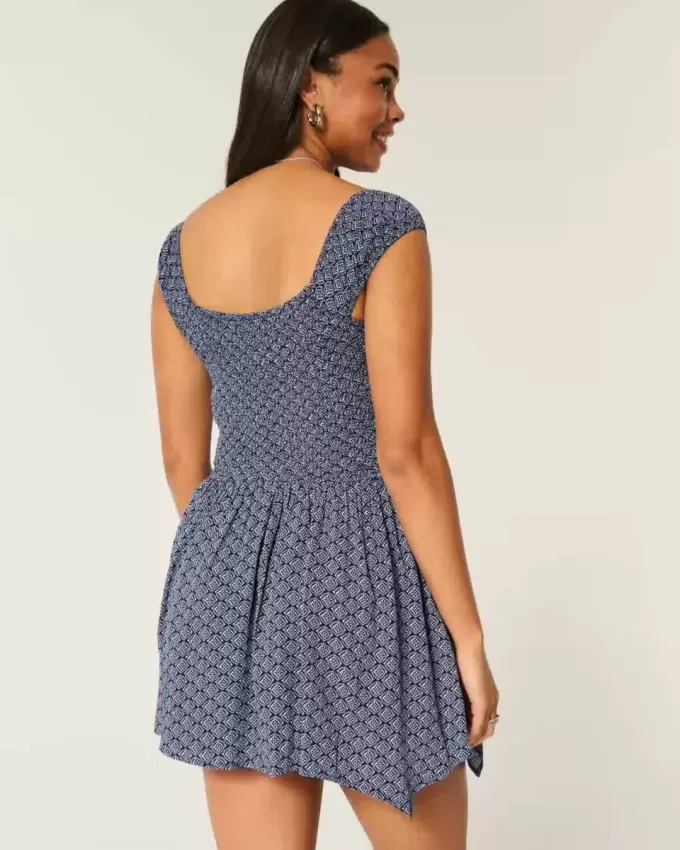 Schulterfreies Minikleid mit asymmetrischem Saum Schulterfreies Minikleid mit asymmetrischem Saum