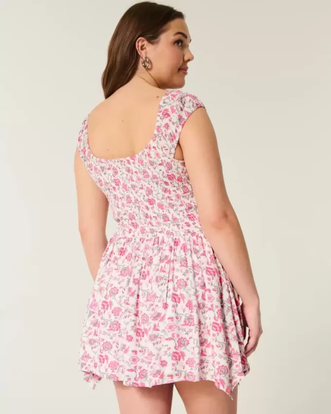 Schulterfreies Minikleid mit asymmetrischem Saum Schulterfreies Minikleid mit asymmetrischem Saum