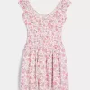 Schulterfreies Minikleid mit asymmetrischem Saum Schulterfreies Minikleid mit asymmetrischem Saum