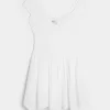 Schulterfreies Minikleid mit asymmetrischem Saum Schulterfreies Minikleid mit asymmetrischem Saum