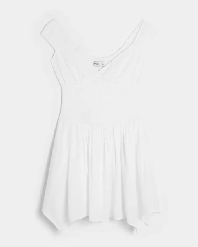 Schulterfreies Minikleid mit asymmetrischem Saum Schulterfreies Minikleid mit asymmetrischem Saum