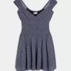 Schulterfreies Minikleid mit asymmetrischem Saum Schulterfreies Minikleid mit asymmetrischem Saum
