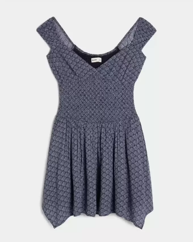 Schulterfreies Minikleid mit asymmetrischem Saum Schulterfreies Minikleid mit asymmetrischem Saum
