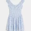 Schulterfreies Minikleid mit asymmetrischem Saum Schulterfreies Minikleid mit asymmetrischem Saum