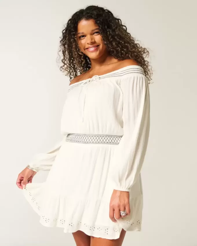 Schulterfreies/offenes gewebtes Kleid Schulterfreies/offenes gewebtes Kleid