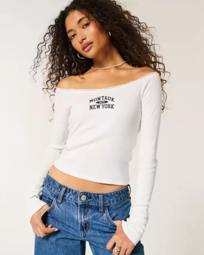 Schulterfreies T-Shirt mit Montauk-Grafik und Spitzenbesatz Schulterfreies T-Shirt mit Montauk-Grafik und Spitzenbesatz