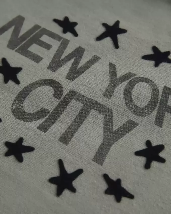 Schulterfreies T-Shirt mit verdrehter New York City-Grafik