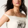 Schulterfreies T-Shirt „Velvet Valley“ mit verdrehter Grafik