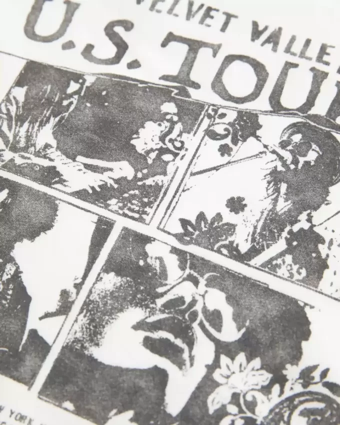Schulterfreies T-Shirt „Velvet Valley“ mit verdrehter Grafik