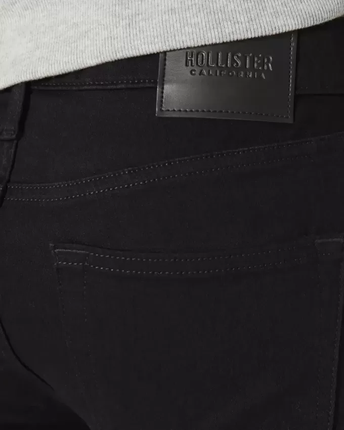Schwarze, schmale, gerade Jeans ohne Verblassen Schwarze, schmale, gerade Jeans ohne Verblassen