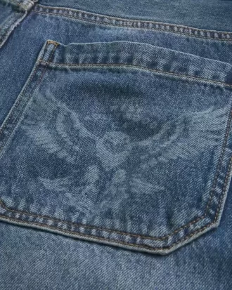 Skater-Baggy-Jeans mit Adler-Grafik in mittlerer Waschung