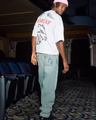 Skater-Baggy-Jeans mit Würfelstickerei in heller Waschung Skater-Baggy-Jeans mit Würfelstickerei in heller Waschung
