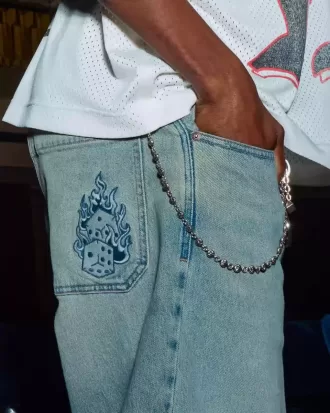 Skater-Baggy-Jeans mit Würfelstickerei in heller Waschung Skater-Baggy-Jeans mit Würfelstickerei in heller Waschung