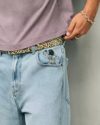 Super Baggy-Jeans mit Astronauten-Grafik in heller Waschung Super Baggy-Jeans mit Astronauten-Grafik in heller Waschung