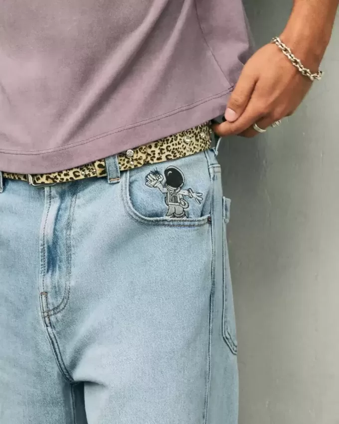 Super Baggy-Jeans mit Astronauten-Grafik in heller Waschung Super Baggy-Jeans mit Astronauten-Grafik in heller Waschung