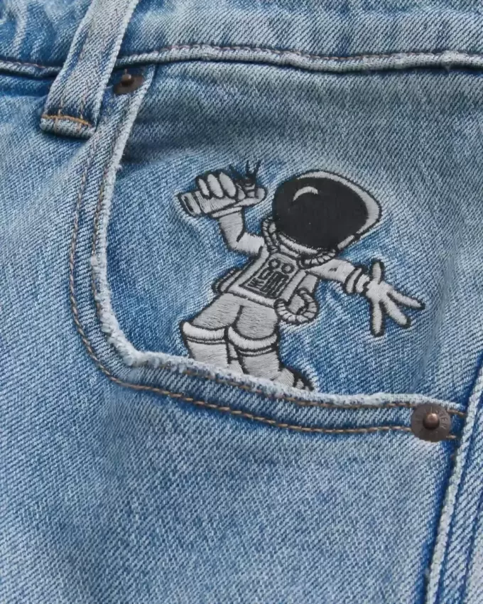 Super Baggy-Jeans mit Astronauten-Grafik in heller Waschung Super Baggy-Jeans mit Astronauten-Grafik in heller Waschung