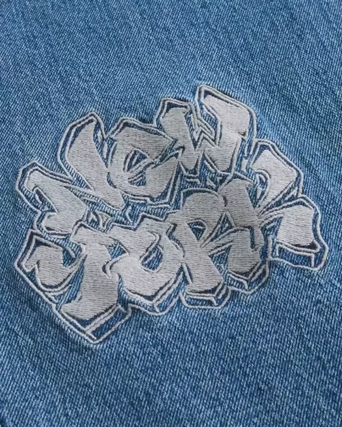 Super Baggy-Jeans mit NYC-Grafik in mittlerer Waschung Super Baggy-Jeans mit NYC-Grafik in mittlerer Waschung