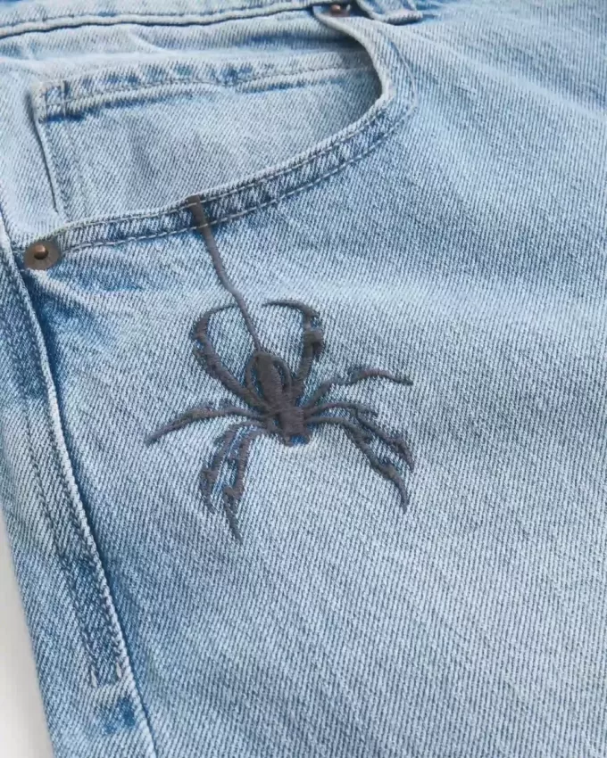 Super Baggy-Jeans mit Spider-Grafik in heller Waschung Super Baggy-Jeans mit Spider-Grafik in heller Waschung