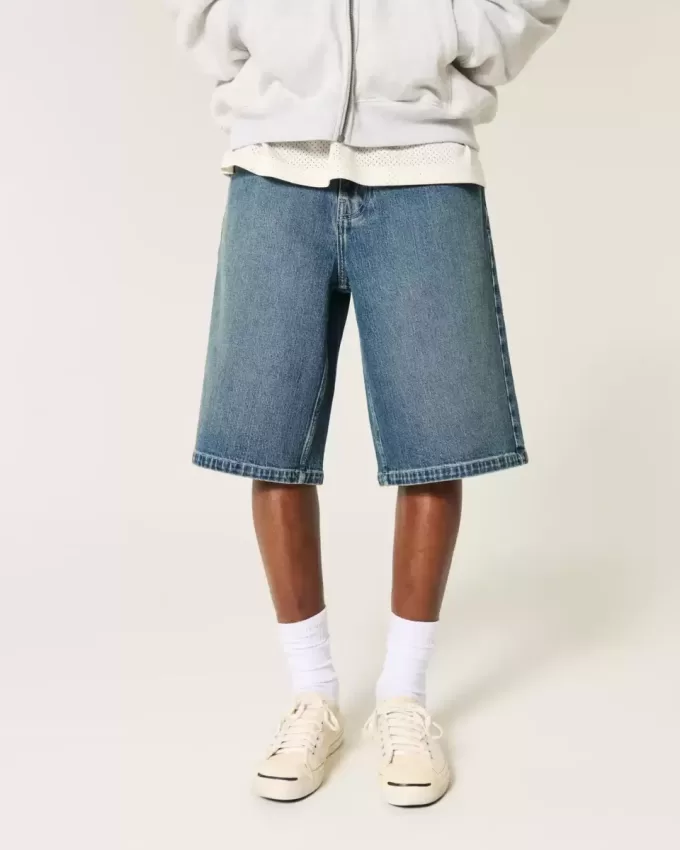 Super Baggy-Jeansshorts in dunkler Waschung unterhalb des Knies Super Baggy-Jeansshorts in dunkler Waschung unterhalb des Knies