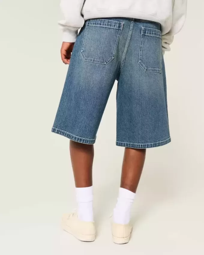 Super Baggy-Jeansshorts in dunkler Waschung unterhalb des Knies Super Baggy-Jeansshorts in dunkler Waschung unterhalb des Knies