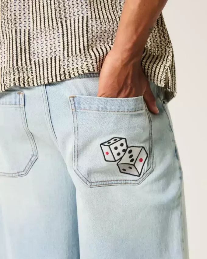 Super Baggy-Jeansshorts mit Würfelgrafik in heller Waschung Super Baggy-Jeansshorts mit Würfelgrafik in heller Waschung