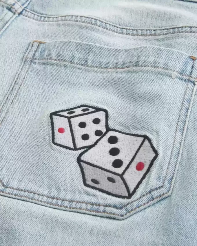 Super Baggy-Jeansshorts mit Würfelgrafik in heller Waschung Super Baggy-Jeansshorts mit Würfelgrafik in heller Waschung