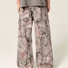Super Baggy Painter Jeans mit Camouflage-Muster Super Baggy Painter Jeans mit Camouflage-Muster