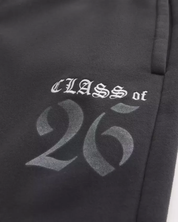 Superweite Jogginghose mit Grafik der Klasse 26 Superweite Jogginghose mit Grafik der Klasse 26