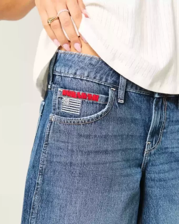 Tief sitzende Baggy-Jeans mit dunkel verwaschener amerikanischer Flaggengrafik Tief sitzende Baggy-Jeans mit dunkel verwaschener amerikanischer Flaggengrafik