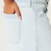 Tief sitzende Baggy-Jeans mit heller Waschung und Schleifengrafik Tief sitzende Baggy-Jeans mit heller Waschung und Schleifengrafik