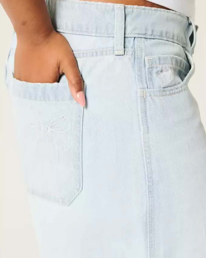 Tief sitzende Baggy-Jeans mit heller Waschung und Schleifengrafik Tief sitzende Baggy-Jeans mit heller Waschung und Schleifengrafik