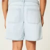 Tief sitzende Baggy-Jeans mit heller Waschung und Schleifengrafik Tief sitzende Baggy-Jeans mit heller Waschung und Schleifengrafik